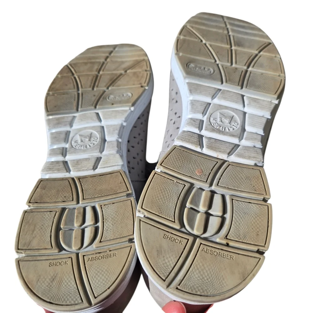Women’s Mephisto Yelina Size 10 Perforated Flats‎ in Cloud Bucksoft